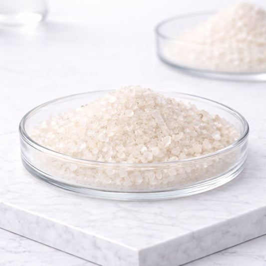 Meprylcaine Referenzmaterial – kristalline Forschungschemikalie in Petrischale auf Marmorpodest