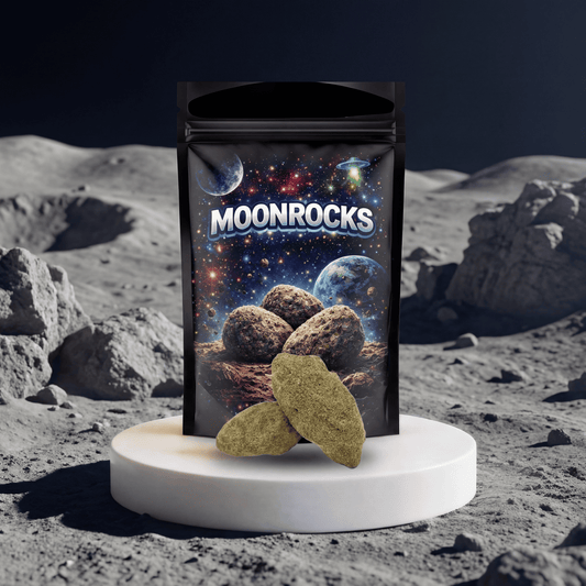 Moonrocks HHC Verpackung mit Blüten auf weißem Podest