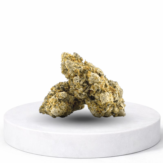Amnesia Haze CBD Blüten – klassische Haze Hanfblüten mit zitronigem Aroma auf Podest