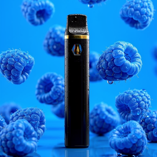 10-OH+ 99% Einweg Vape 2ml Blue Razz – Hochpotenter Disposable Vape mit erfrischendem blauen Himbeer-Aroma, schwarzem Gerät umgeben von blauen Himbeeren