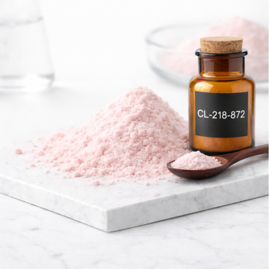 CL-218-872 Referenzmaterial – rosa kristallines Pulver im Laborfläschchen auf Marmor