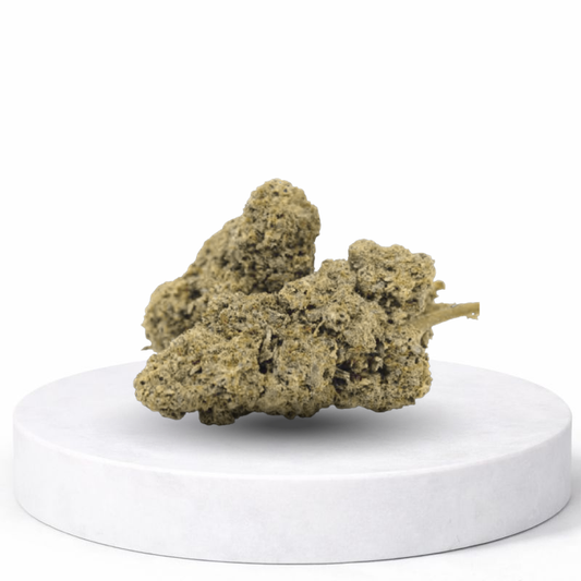 Crazy Runtz CBD Blüten – kompakte Hanfblüten mit süßem Candy-Terpenprofil auf weißem Podest