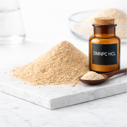 DMNPC HCL Referenzmaterial – beiges Pulver im Laborfläschchen auf Marmor 