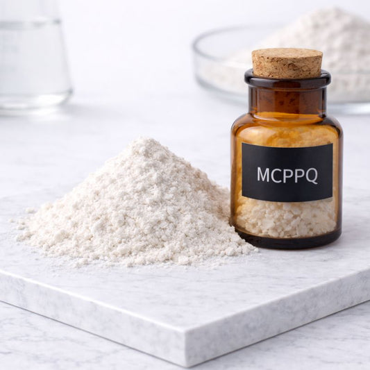 MCPPQ Referenzmaterial – weißes Pulver als Forschungschemikalie in Laborfläschen auf Marmorpodest