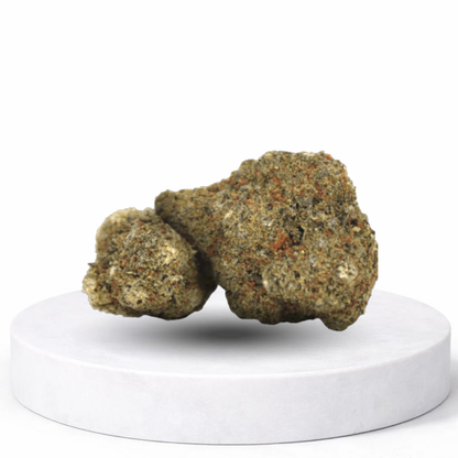 Mandarine Sherbert CBD Blüten – fruchtige Hanfblüten mit Mandarinen-Terpenprofil auf Podest