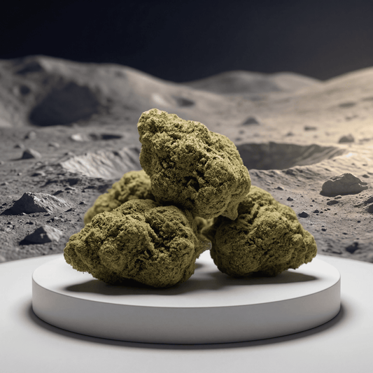 Moonrocks HHC Blüten Nahaufnahme auf weißem Podest
